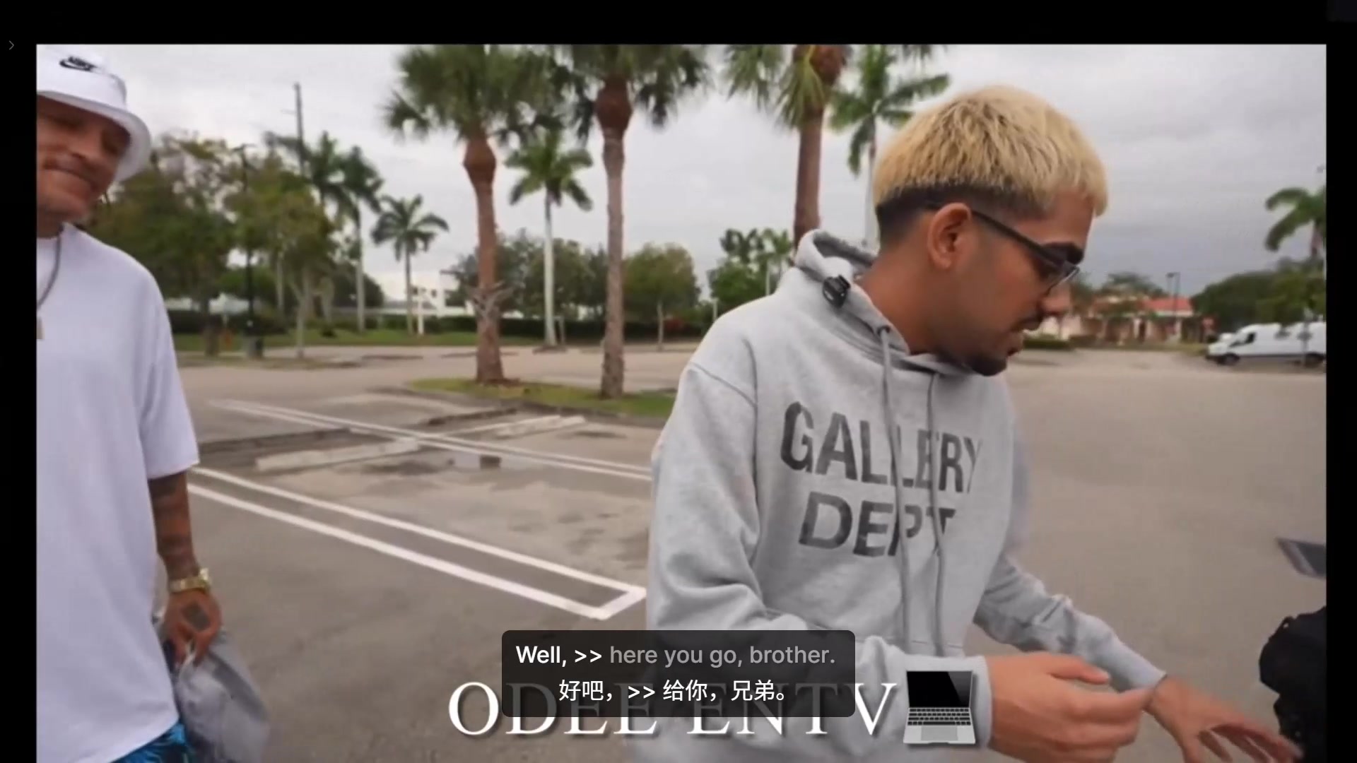 第一反应环顾四周~韦斯特收到网红送钱：我的孩子正是花钱的时候