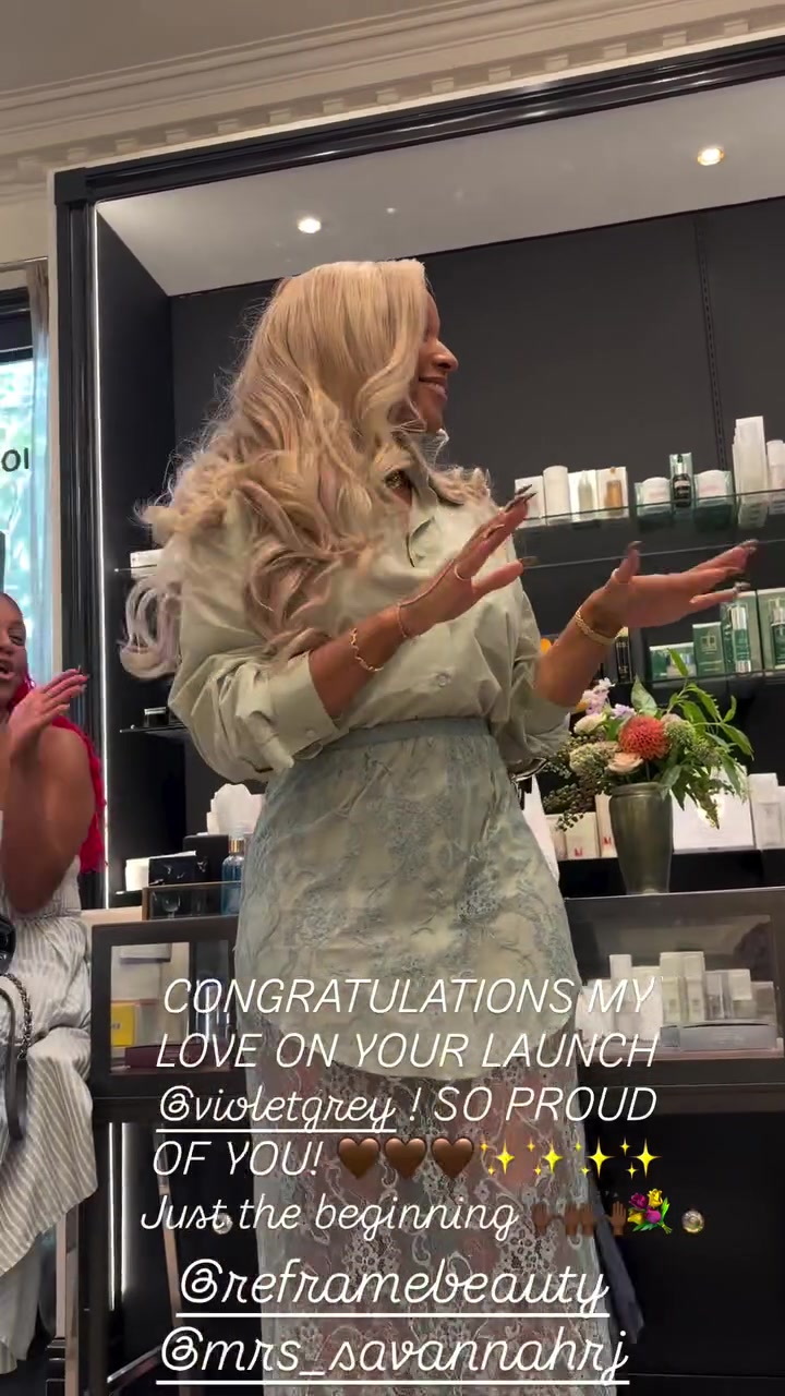 詹姆斯祝贺妻子旗下护肤品牌入驻高端美妆商店：真为你而自豪！