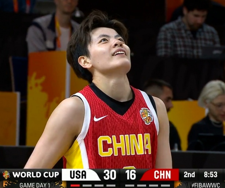 这球太可惜了！杨舒予空切晃过防守面对空篮没上进目前6中0